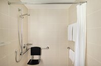Ramada by Wyndham Nürnberg Parkhotel - Ramada Nuernberg Parkhotel - Accessible Bathroom -